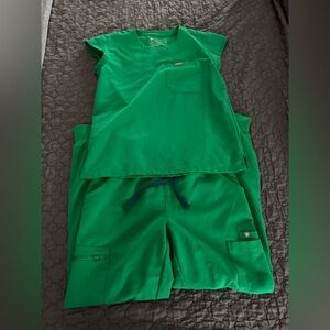 Figs evergreen Scrub set